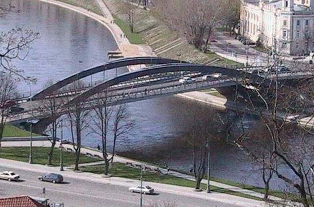 Vilniuje nuo Karaliaus Mindaugo tilto į upę bandė nušokti mergina