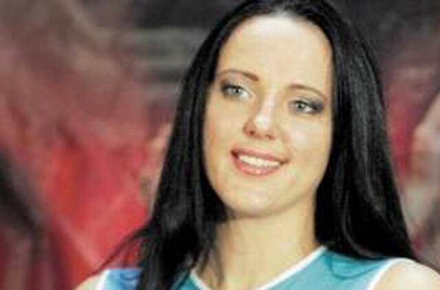 Žaidėja treniruotėje, direktorė po jos