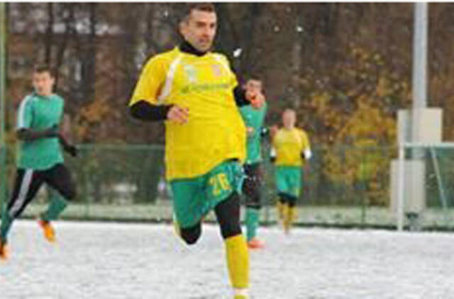 Lietuvoje rungtyniaujantis futbolininkas iš Ispanijos: "niekada anksčiau nežaidžiau ant sniego"