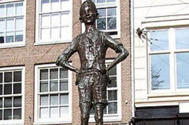 Amsterdame į berniuko skulptūrą įvažiavęs sunkvežimis „sulaužė“ šios kojas