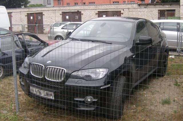 Baltarusis Lietuvoje nusipirko "BMW X6" su, įtariama, Vokietijoje vogtu registracijos liudijimu