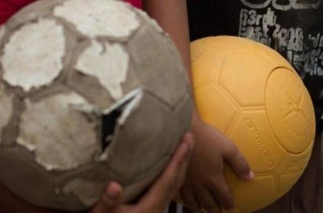 Besivystančių šalių vaikams - nesusidėvintis futbolo kamuolys