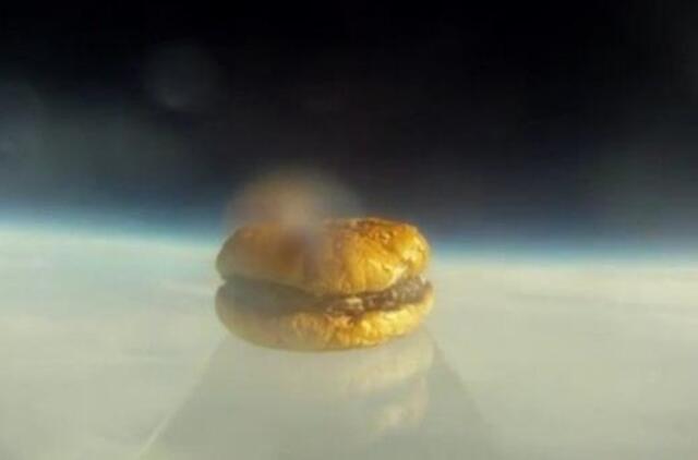 Harvardo studentai į kosmosą pasiuntė mėsainį (video)