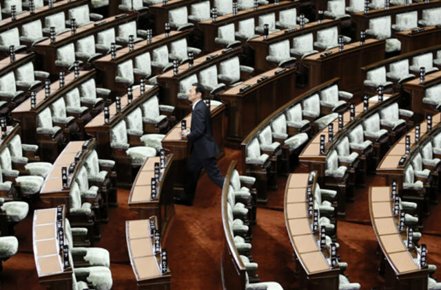 Japonijoje paleisti žemieji parlamento rūmai, rinkimai vyks gruodžio 16 dieną