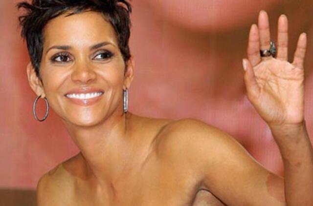 Karščiausia Bondo mergina - Halle Berry