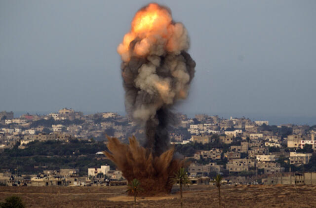 Krizė Gazoje: bombardavimas tęsiasi nepaisant Egipto premjero vizito