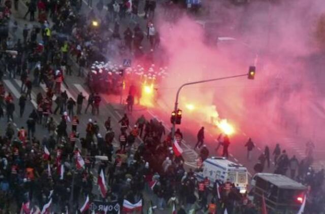 Lenkijoje futbolo chuliganai susirėmė su policija (video)