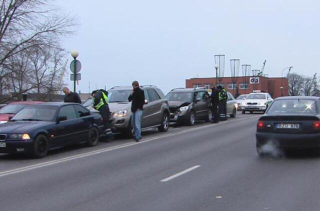 Po avarijos - didžiulės spūstys prie Pilies tilto