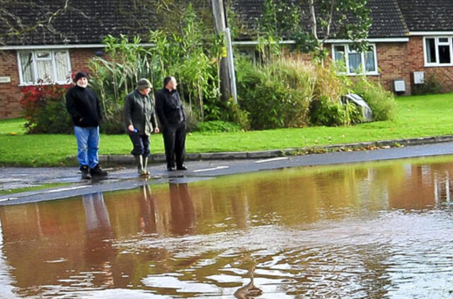 Potvyniai Didžiojoje Britanijoje nusinešė trijų žmonių gyvybes