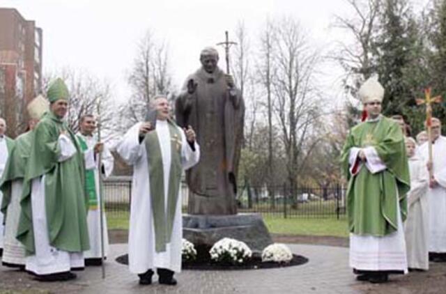 Šiauliuose atidengtas paminklas Jonui Pauliui II su netikėtu ženklu