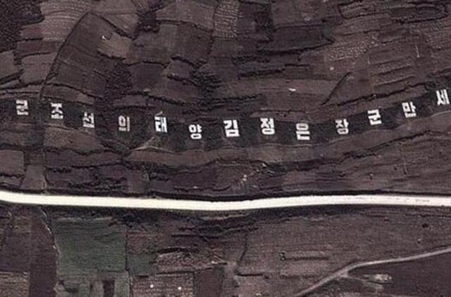 Šiaurės Korėjos lyderis šlovinamas iš kosmoso matomu užrašu