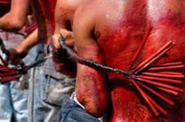 Trys nesusituokusios poros Malyje viešai išplaktos rykštėmis