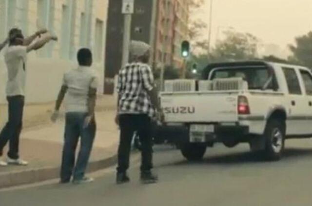 Vaizdo klipe afrikiečių prašoma padėti šąlantiems norvegams