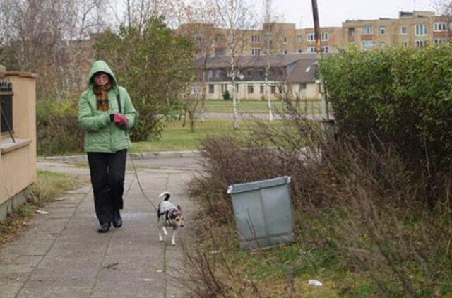 Žole ir šiukšlėmis apžėlusio tako kratosi visi