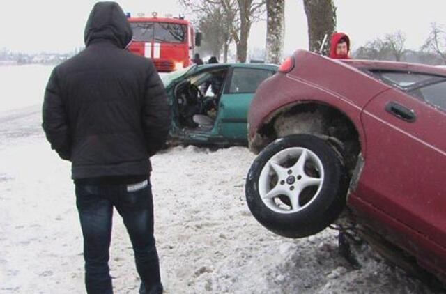 Dėl sniego liežuvių du automobiliai nulėkė nuo kelio