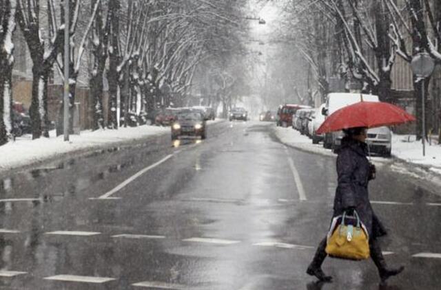 Didžiojoje šalies dalyje magistralinių kelių dangos daugiausia šlapios