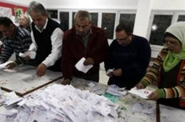 Egipto islamistai skelbia laimėję referendumą dėl konstitucijos