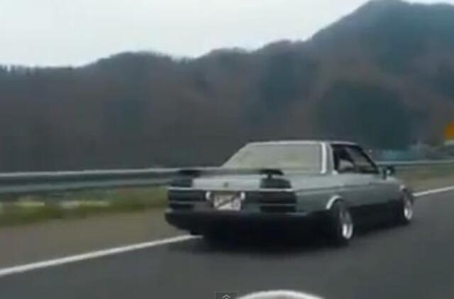 Japonijoje vairuotojas savo mašina sugrojo "Jingle Bells" melodiją