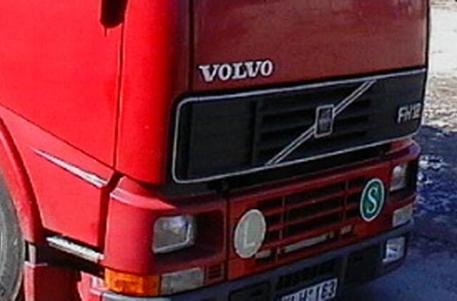 Klaipėdoje apdegė vilkikas ir jo vairuotojas