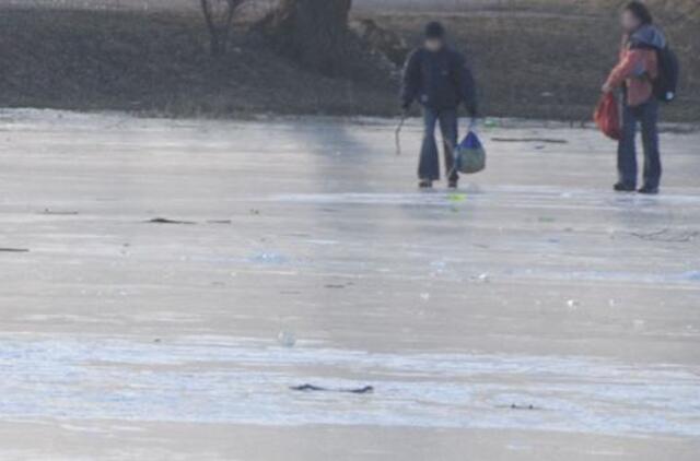 Klaipėdoje ugniagesiai vadavo ant ledo įstrigusią moterį