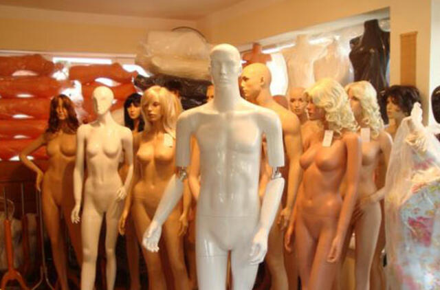 Nevykėliai drabužių vagys bandė apsimesti manekenais