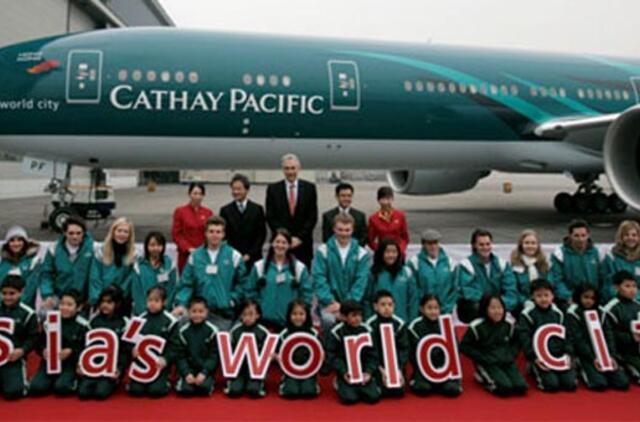 Protestuodami Honkongo aviacijos bendrovės "Cathay Pacific" palydovai nebesišypsos keleiviams