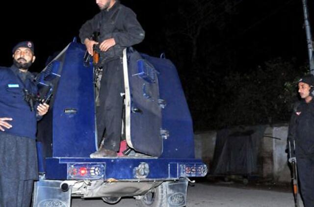 Talibų kovotojai užpuolė oro uostą Pakistane