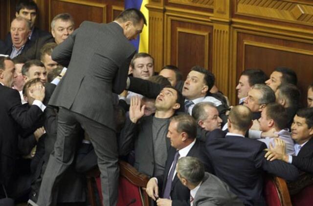 Ukrainos parlamento darbą vėl trikdo deputatų grumtynės