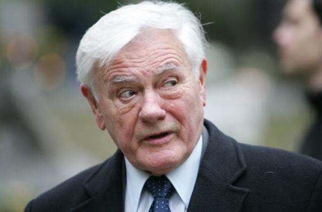 Valdas Adamkus linki rečiau suklupti