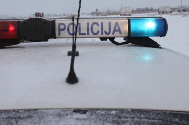 Apvirtus automobiliui sunkiai sužaloti trys jaunuoliai