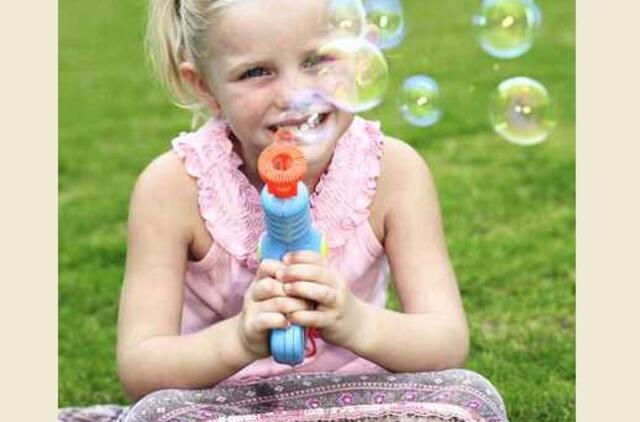 Darželinukė rausvu žaisliniu šautuvu, pučiančiu muilo burbulus, sukėlė "teroristinę grėsmę"