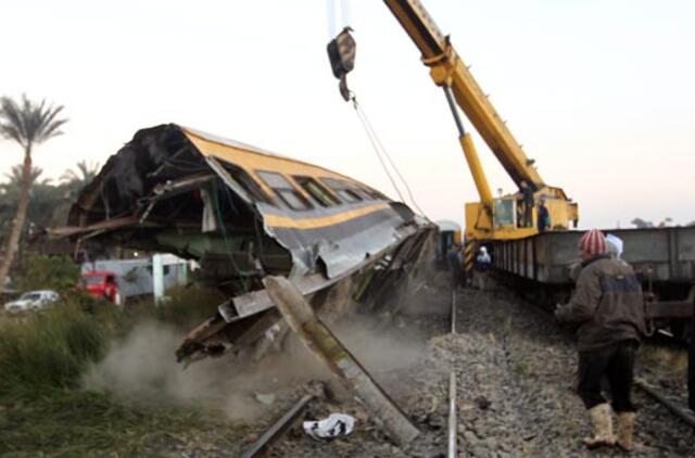 Egipte nuo bėgių nuvažiavus kariuomenės naujokus vežusiam traukiniui žuvo 19 žmonių