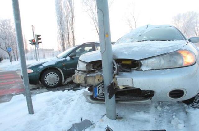 "Ford Mondeo" vairuotojas rėžėsi į stulpą