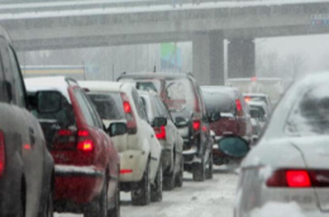 Gali būti slidūs tiltai ir viadukai, perspėja kelininkai