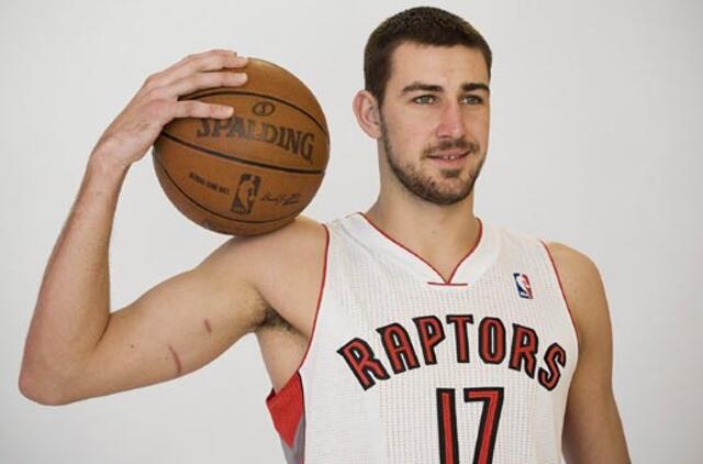 Jonas Valančiūnas apie sąlygas Toronte: "Čia yra ir baseinas, ryklį laikome (video)