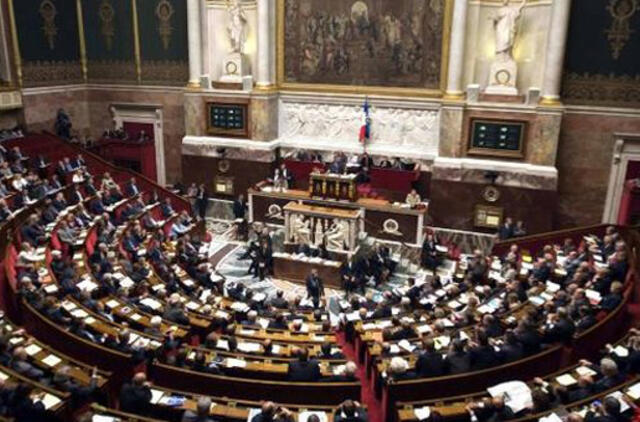 Lenkijos televizijos žurnalistai įnešė į Seimą sprogmenų, kad parodytų, kaip blogai saugomas parlamentas