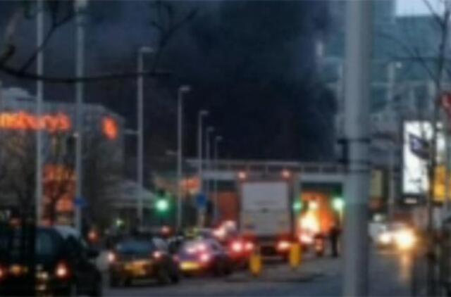 Londono centre sraigtasparnis įsirėžė į statybinį kraną