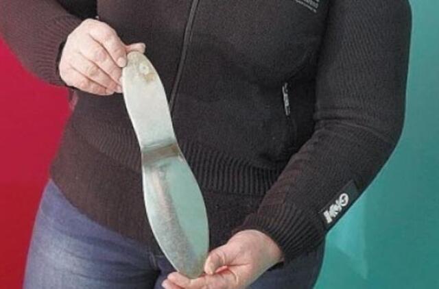 Medikų paliktą svetimkūnį 13 metų pilve nešiojusi moteris iš ligoninės prašo 200 tūkst. litų