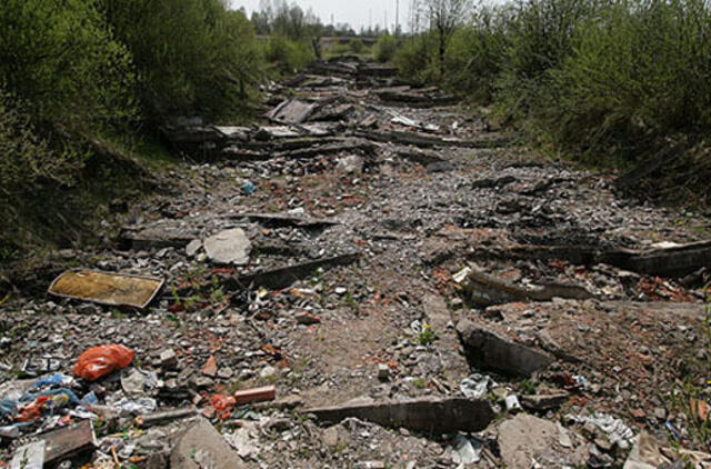 Mikrorajono pašonėje – beverčiai, bet pavojingi griuvėsiai