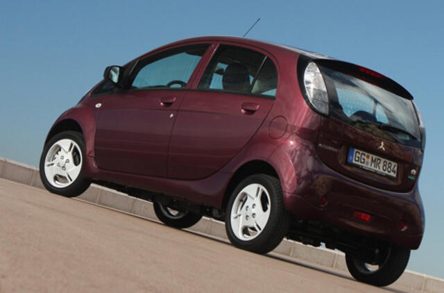 "Mitsubishi" atšaukia 14,7 tūkst. elektromobilių dėl problemų stabdžių sistemoje