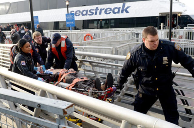 Niujorke keleivinis keltas įsirėžė į prieplauką, nukentėjo daugiau kaip 30 žmonių