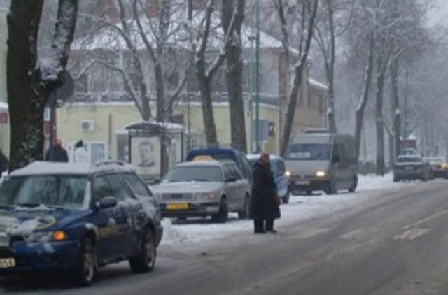 Palangos centre – avarinėm šviesom mirksinčių automobilių eilės