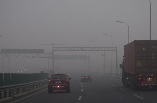 Pekiną vėl apgaubė smogas, atšaukti lėktuvų skrydžiai