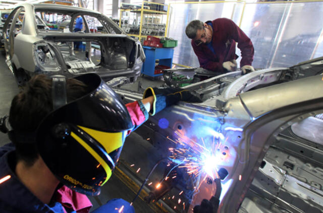 Pernai pasaulyje pagamintas rekordinis skaičius automobilių