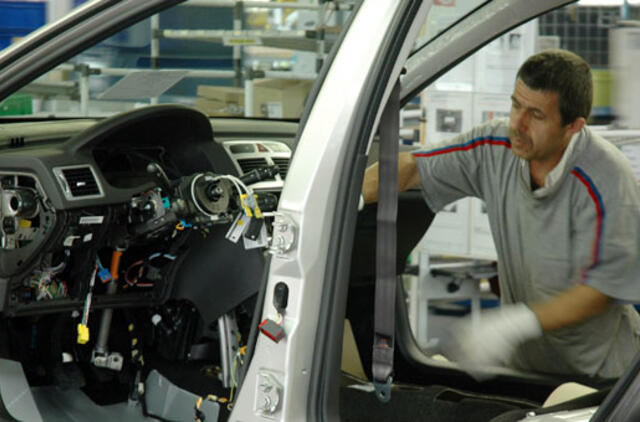 "Peugeot-Citroen" tikisi daugiau parduoti automobilių Kinijoje ir Rusijoje
