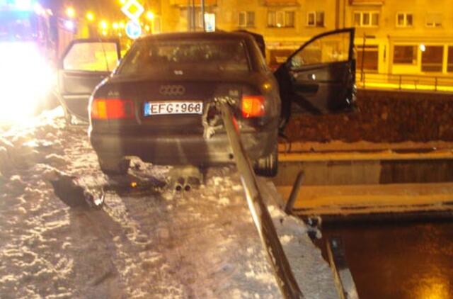Po avarijos vyras nuo tilto krito į Danę (nuotraukos)