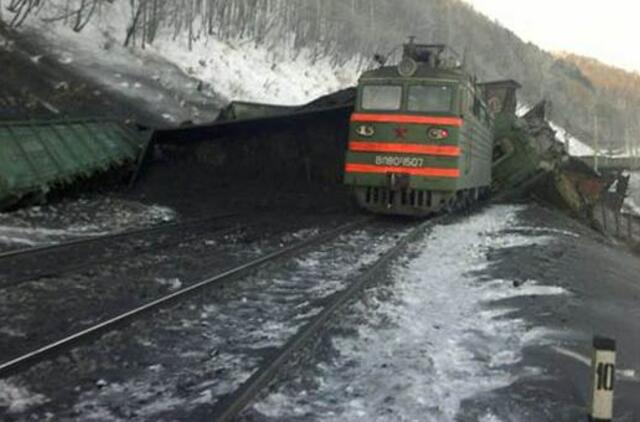 Rusijoje traukiniui nuvažiavus nuo bėgių, žuvo du žmonės