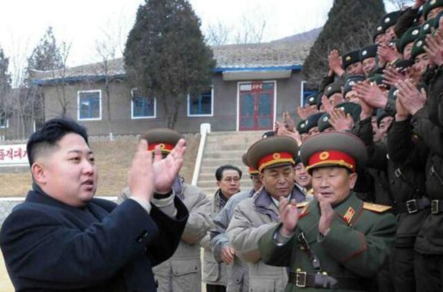 Šiaurės Korėjos lyderis kiekvienam vaikui padovanojo po kilogramą saldainių