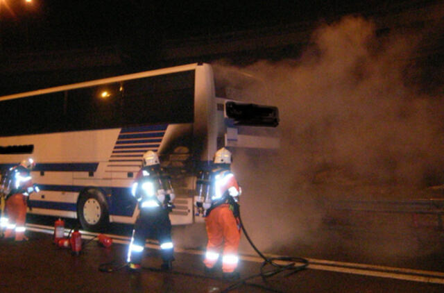 Šveicarijoje užsiliepsnojo dešimtis vaikų vežęs belgų autobusas