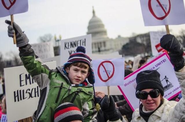 Tūkstančiai amerikiečių dalyvavo protesto akcijoje prieš ginklus